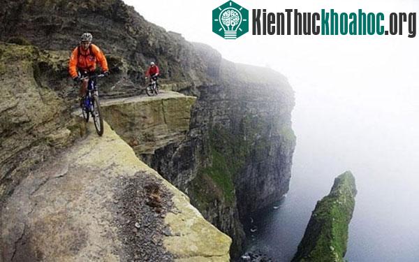Đi xe đạp trên đường Yungas - Bolivia: Đây là một trong những con đường nguy hiểm nhất thế giới bởi sự quanh co và nằm bên vách đá hiểm trở, một bên là vực sâu và suốt dọc con đường hoàn toàn không...