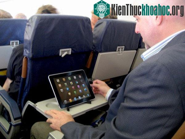 Những điều cần biết về việc sử dụng thiết bị điện tử trên máy bay