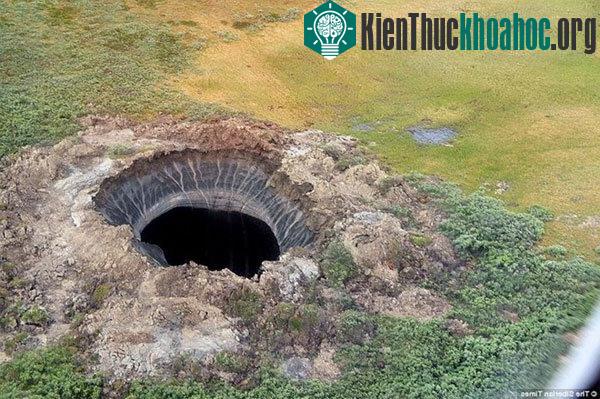 Miệng hố khổng lồ nhận được sự quan tâm lớn. (Nguồn: The Siberian Times)