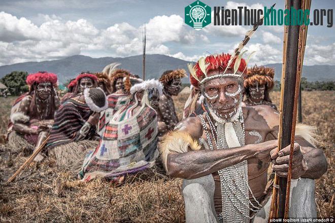 Bộ lạc sống kiểu “ăn lông ở lỗ” ở Indonesia
