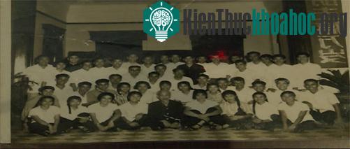 Bác Hồ chụp ảnh với tập thể cán bộ, công nhân viên ở Khách sạn Tùng Hóa, Quảng Châu. Đầu bếp Thiệu ngồi hàng 2, thứ 2 từ trái sang. (Ảnh: Tường Thu/Bắc Kinh)