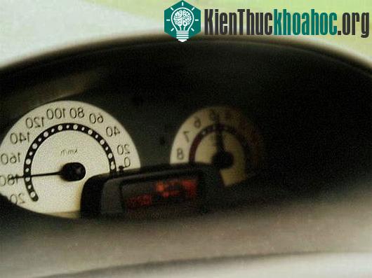 Còn một lý do có lẽ ai đoán được. Hành khách có thể theo dõi tốc độ của người lái để có biện pháp nhắc nhở. Nhất là khi đi taxi hay chung xe với những tay có sẵn "máu" tốc độ.​