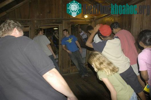 Mọi người đến với Mystery Spot đều thích thú với những hiện tượng lạ trong căn nhà này
