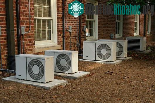 Hình ảnh máy lạnh được lắp đặt bên ngoài giảng đường tại Đại học California​