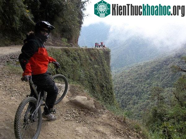 Dù phải đối mặt với hiểm nguy, khung cảnh thiên nhiên nhìn từ con đường vô cùng tươi đẹp với biển mây mờ ảo lãng mạn và không gian xanh tươi ngút tầm mắt.