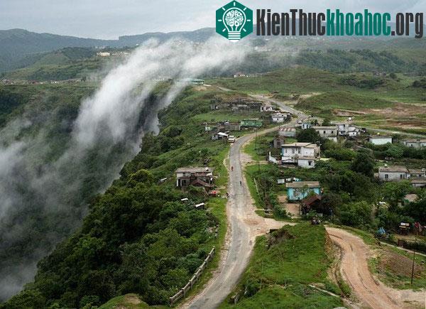 Cuộc sống kỳ lạ tại nơi “ẩm ướt nhất thế giới”