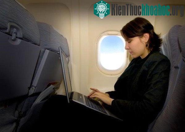 Những điều cần biết về việc sử dụng thiết bị điện tử trên máy bay