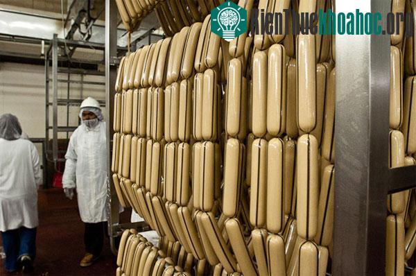 Những chiếc xúc xích đã tạo hình sẵn sàng cho mang đi làm chín trong buồng hơi nước.​