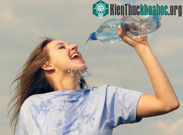 Bạn có biết con người đang uống nước tiểu khủng long?