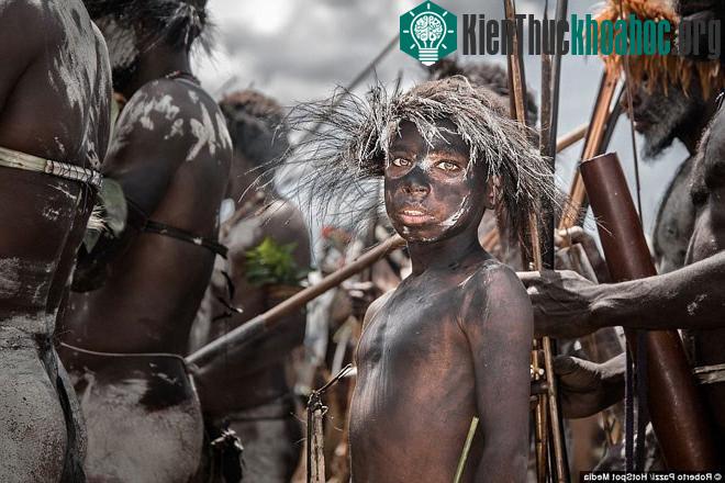 Bộ lạc sống kiểu “ăn lông ở lỗ” ở Indonesia