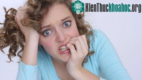 Cắn móng tay là một thói quen mất vệ sinh