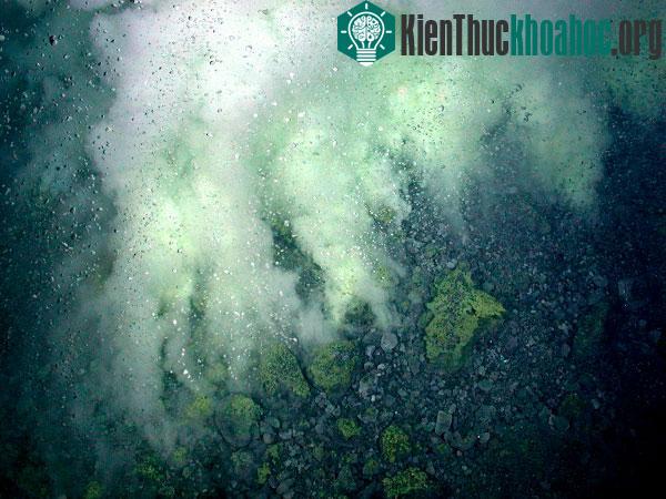 Kết quả thu được sau thí nghiệm: động đất, khói mù mịt và hỗn hợp sắt từ sôi phun trào ra ngoài như núi lửa thật