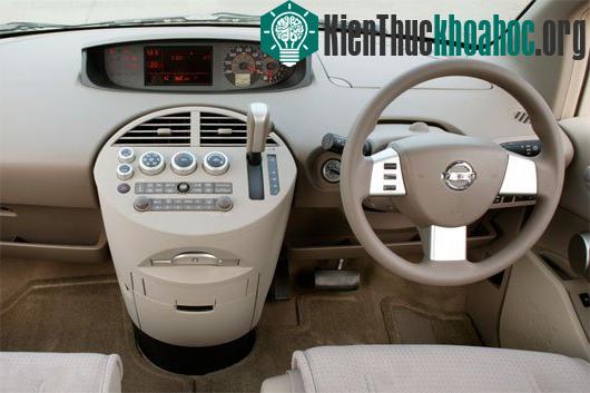 Nissan Quest 2004 với bảng đồng hồ tốc độ nằm giữa khiến táp-lô xe trông như bảng điều khiển của một chiếc đĩa bay đã từng gặp trong phim khoa học viễn tưởng nào đó. Đột phá và đẹp lạ lùng!
