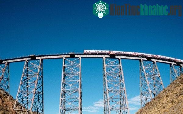 Trải nghiệm chuyến tàu Tren a las Nubes: Nằm ở độ cao 4000 mét ở dãy núi Andes, Tren a las Nubes hay “chuyến tàu lên mây” là một trong những tuyến đường sắt cao nhất thế giới. Trong suố...