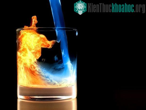 Nước rót tới đâu, khí phosphine sinh ra và bốc cháy tới đấy