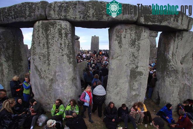 Vào ngày 21/6 hàng năm, hàng nghìn người lại tập trung ở bãi đá cổ Stonehenge, Anh, để ngắm mặt trời mọc.