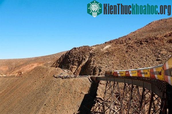Mặc dù chỉ ngồi trên tàu nhưng trải nghiệm khi con tàu đi chậm rãi trên những cây cầu bắc qua đỉnh núi cũng đủ khiến cho rất nhiều du khách phải đứng tim, nín thở.