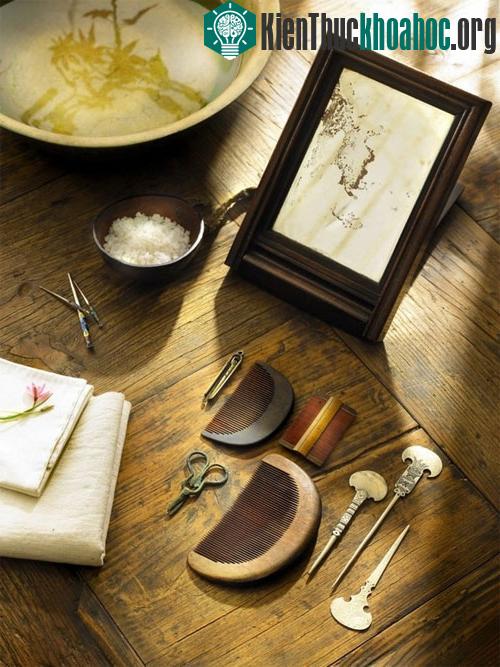 Những dụng cụ trang điểm thường thấy của thiếu nữ phương Đông xưa.