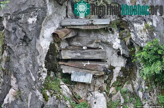 Quan tài treo trên vách đá của người Igorot