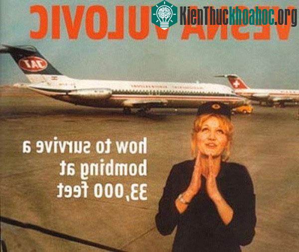Tiếp viên hàng không thoát chết khi trúng bom từ độ cao trên 10.000m.