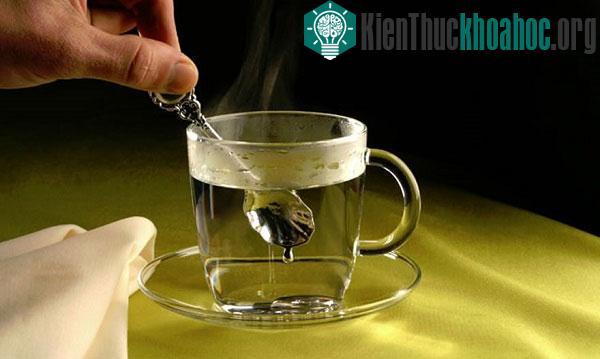 Trong nước sôi, phosphorus trắng dễ dàng bị hòa tan