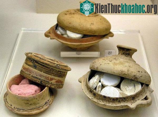 Đồ trang điểm của phụ nữ thời Hy Lạp cổ đại.