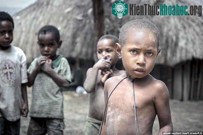 Bộ lạc sống kiểu “ăn lông ở lỗ” ở Indonesia