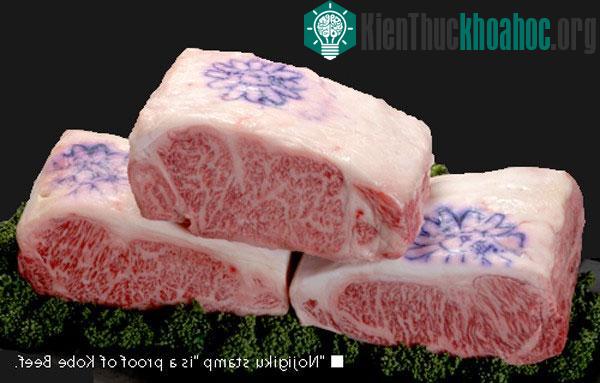 Hình ảnh miếng thịt bò Kobe được "cộp" dấu xác nhận độ chuẩn xác.