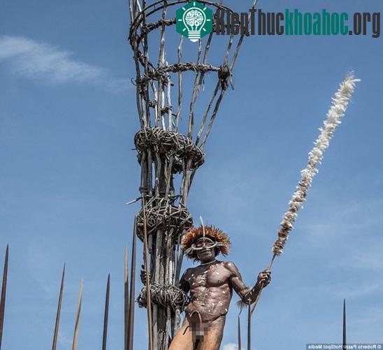 Bộ lạc sống kiểu “ăn lông ở lỗ” ở Indonesia