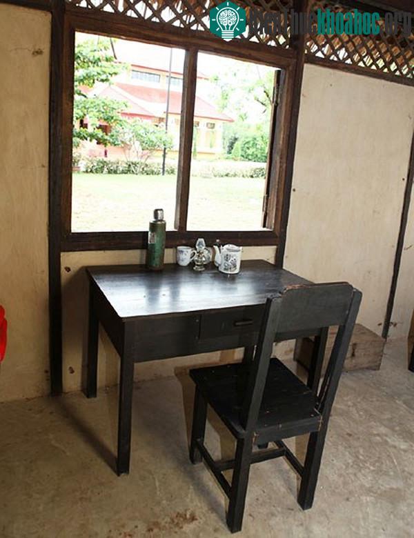 Một góc bàn làm việc tại khu nhà Bác ở được tái tạo lại