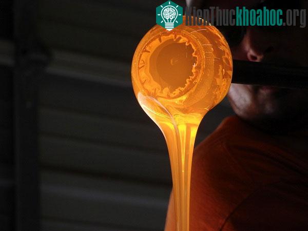 Thủy tinh nóng chảy được đổ vào nước lạnh