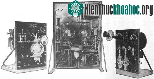 Lee DeForest và phát mình chiếc đèn triot 3 chân của mình.​&nbsp;(Ảnh chụp vào khoảng năm 1914 đến 1932, nguồn Wikipedia)​