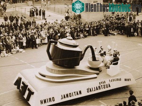 Lễ diễu hành vinh danh trà - thức uống quốc gia của năm 1938.