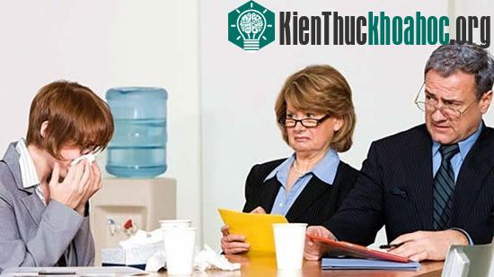 Những người bị ốm nặng vẫn đi làm cũng khiến các đồng nghiệp khó chịu. (Ảnh: Alamy)