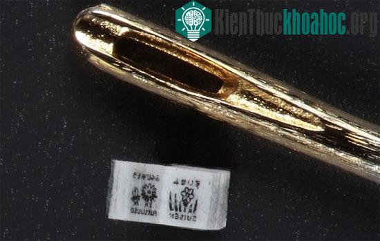 Cuốn sách nhỏ tới nỗi không thể đọc được bằng mắt thường.