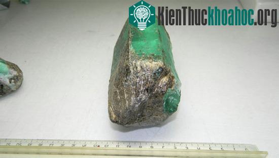 Khối ngọc lục bảo vừa được phát hiện ở Urals, Nga. (Ảnh: RIA Novosti)
