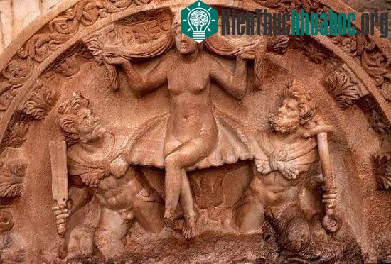 Tác phẩm điêu khắc về nữ thần Hy Lạp Aphrodite, biểu trưng cho tình yêu, sắc đẹp và sự sinh nở, trong trạng thái khỏa thân đang&nbsp;ngồi trên một vỏ sò do 2 vệ sinh nam khiêng, được phát hiện tại ...