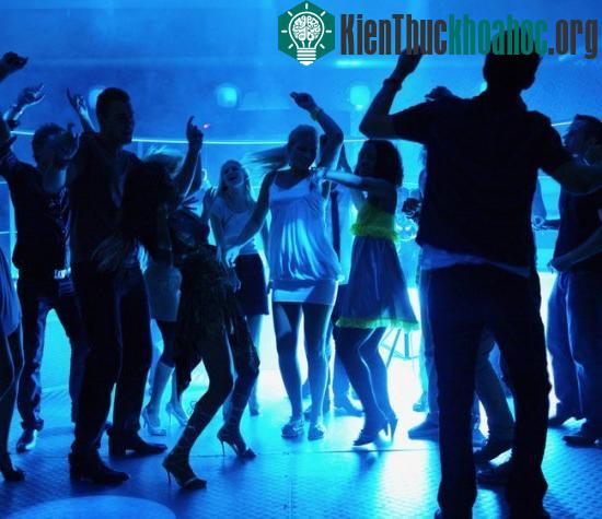 Đàn ông có khả năng phát hiện tình địch thông qua quan sát cách chuyển động trên sàn nhảy của người cùng giới. (Ảnh: Corbis)