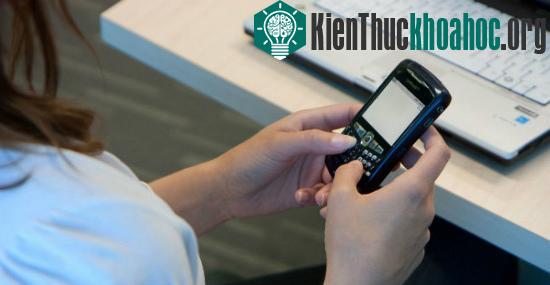 Sự phổ biến của các loại điện thoại thông minh khiến mọi người ít quan tâm hơn tới người thân và bạn bè.
