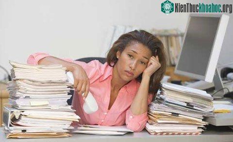 Tại công sở, phụ nữ làm việc cần mẫn hơn đàn ông. (Ảnh: Alamy)