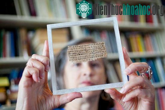 Sử gia Karen King với mẩu giấy cói gây tranh cãi - (Ảnh: Harvard Gazette)