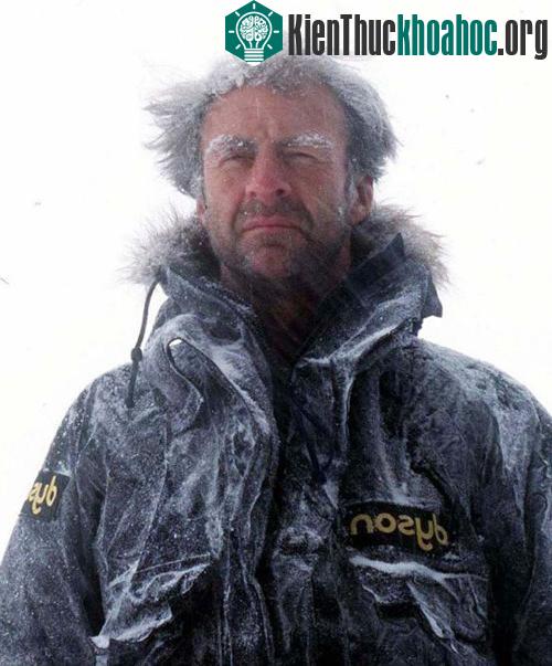 Ở tuổi 68, nhà thám hiểm Ranulph Fiennes bắt đầu hành trình xuyên Nam cực đầu tiên trong mùa đông