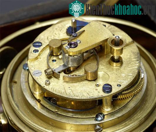 Chiếc đồng hồ với nét khắc của nghệ nhân W. E. Frodsham (1825).