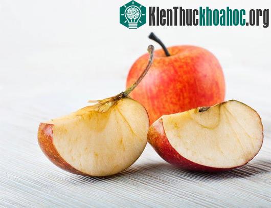 Vì sao táo cắt ra lại chuyển màu nâu?
