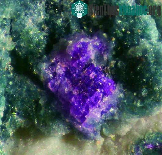 Mẫu khoáng vật Putnisite. (Ảnh: sci-news.com)