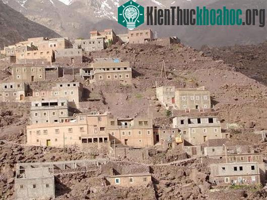 Ngôi làng trên bãi đá lở Arroumd thuộc dãy Atlas ở Maroc. (Ảnh: livescience.com)