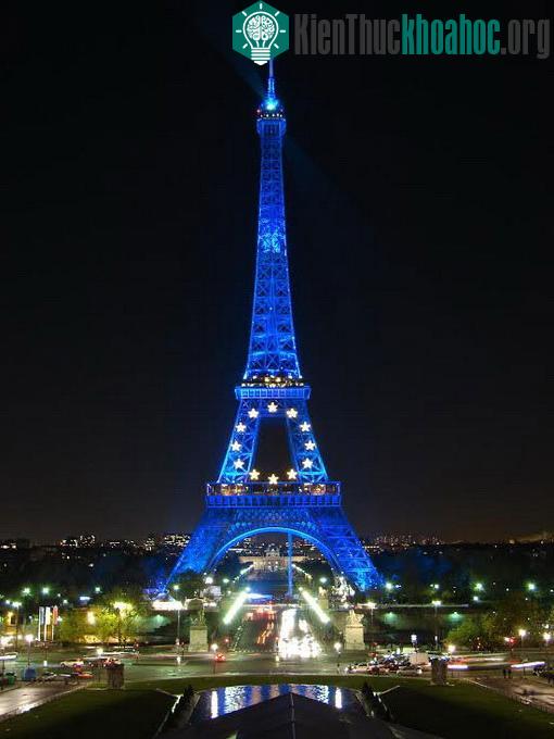 Tháp Eiffel được chiếu sáng bằng đèn xanh năm 2008 khi Pháp là chủ tịch Liên minh châu Âu