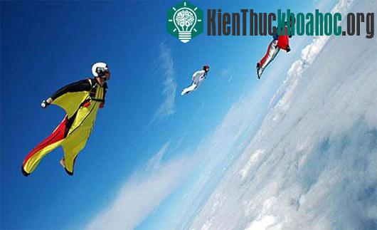 Với tốc độ chạy 11m/s, một người có thể tự cất cánh từ bề mặt hành tinh Titan như chim với bộ quần áo có cánh kích thước thông thường. (Ảnh minh họa: Word Press)