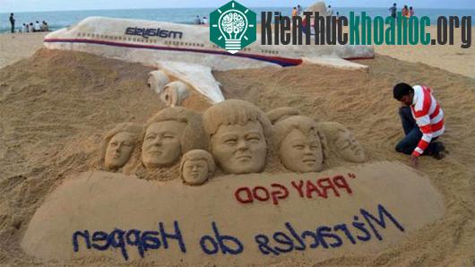Một nghệ sỹ Ấn Độ đắp hình chuyến bay MH370 trên cát để cầu nguyện cho các hành khách và phi hành đoàn - (Ảnh: Reuters)