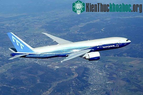 Thành viên mới nhất của gia đình Boeing 777 – Boeing 777-200LR Worldliner là chiếc máy bay thương mại có tầm bay xa nhất thế giới – tối đa 17.446km. Nó có thể mang được nhiều hành khách...